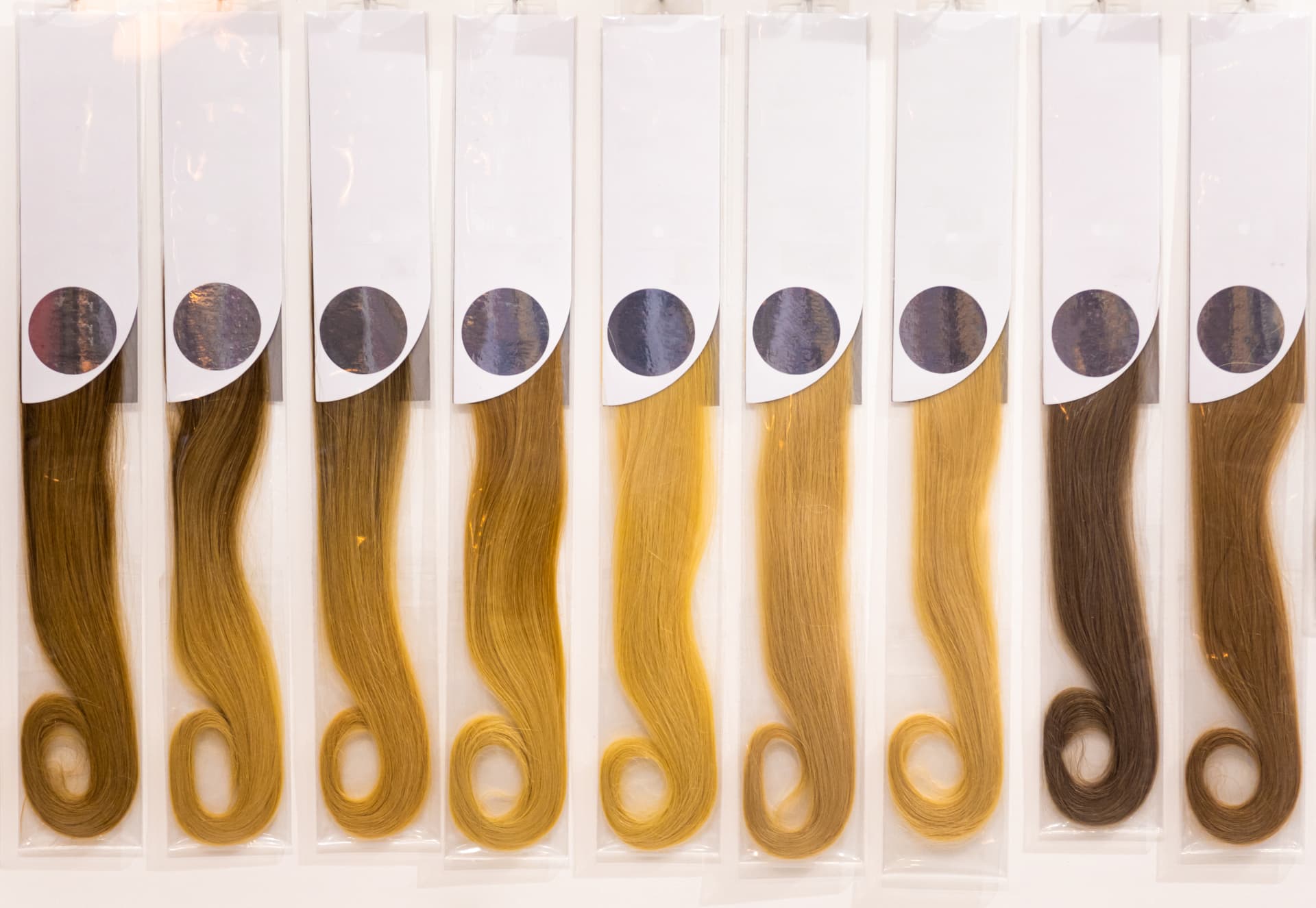 Labelled shade packs with reference discs for repeat colour orders