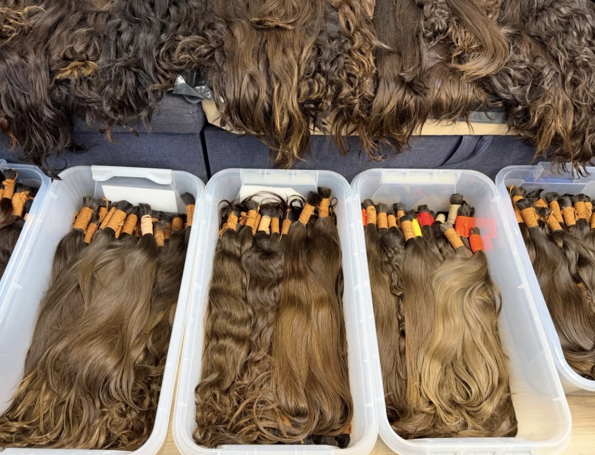 Graded brown and dark-blonde bundles boxed shade by shade for order picking