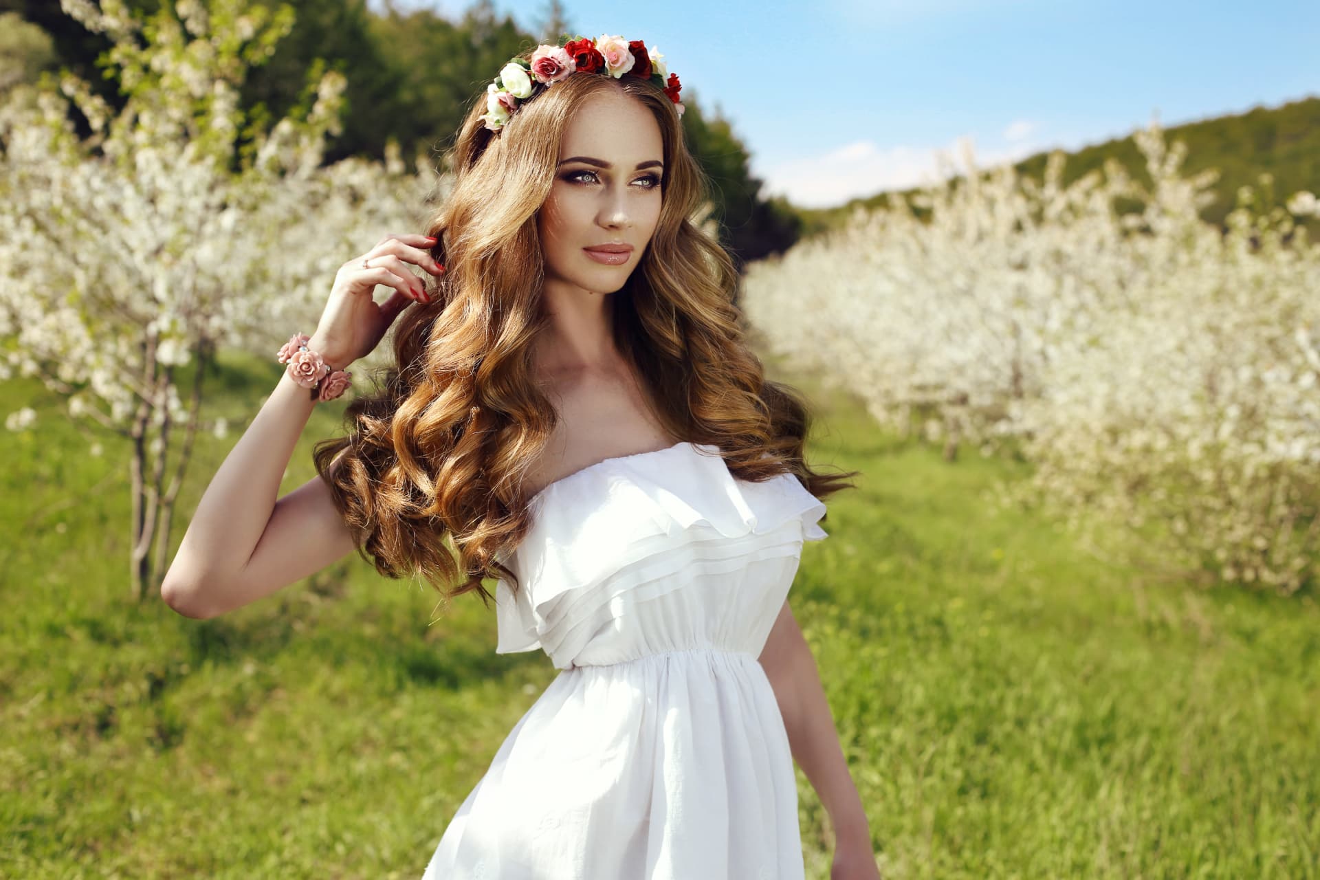 Long wavy length in daylight — cuticle-aligned hair holding shine